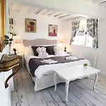 La Romance Et La Romanesque Bed & Breakfast 3*