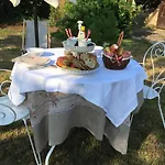 La Romance Et La Romanesque Bed & Breakfast 3*