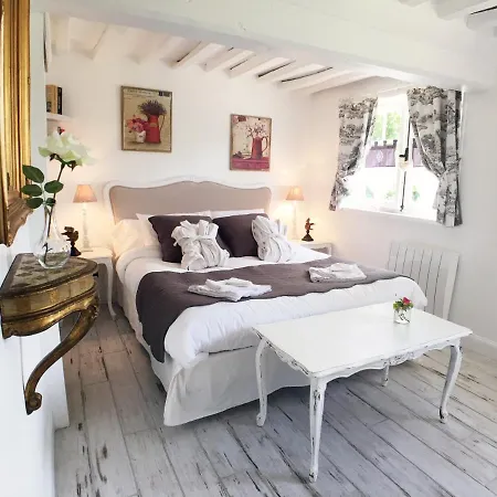 La Romance Et La Romanesque Bed and Breakfast 3*
