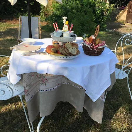 La Romance Et La Romanesque Bed and Breakfast 3*