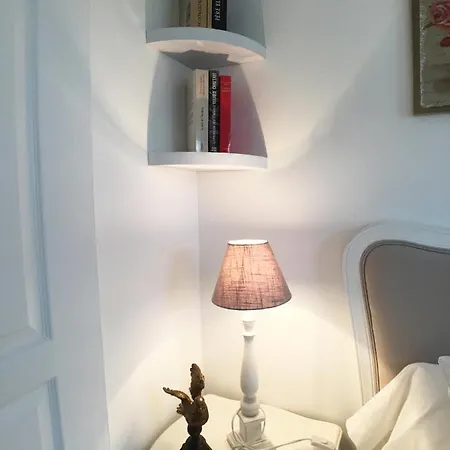 La Romance Et La Romanesque Bed & Breakfast 3*